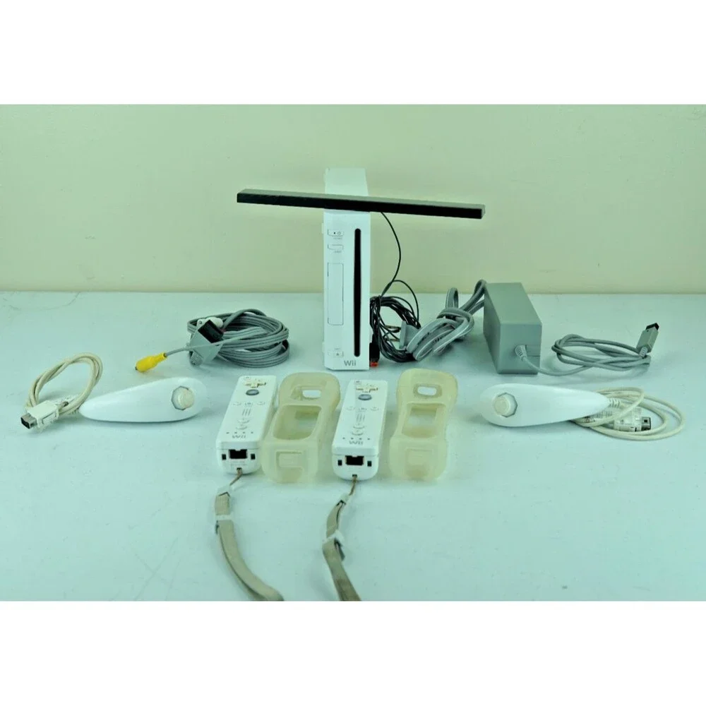 Nintendo Wii Console Gaming System White 2 Remotes & Nunchucks - Tested